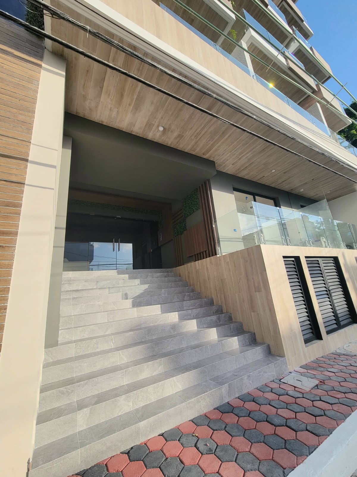 Camina a la playa, Quinta avenida y supermercados