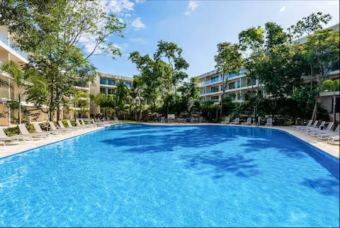 Condo moderno en Playacar con vistas a la piscina