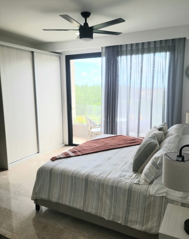 Hermosa vista al mar desde la comodidad de tu cama
